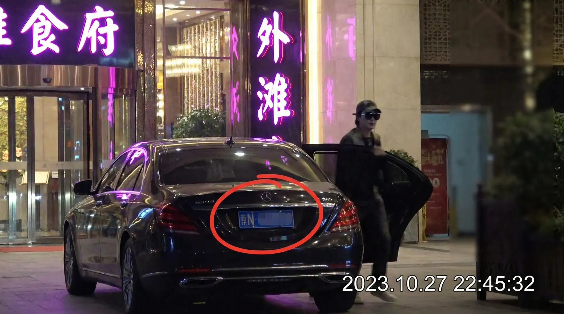 上游棋牌app - 豪车餐厅外偷拍